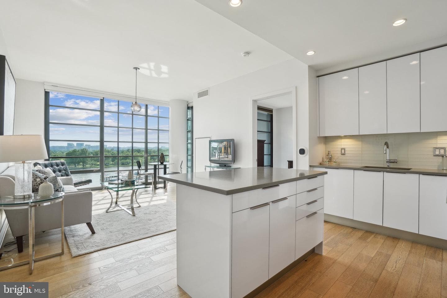 45 Sutton Square SW #602 photo 8