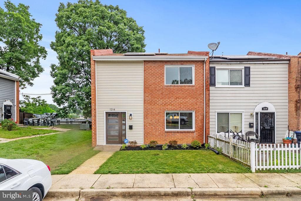 1214 Barnaby Terrace SE photo 1