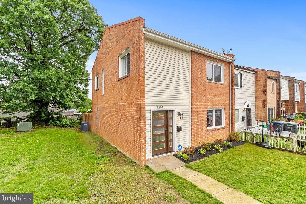 1214 Barnaby Terrace SE photo 2