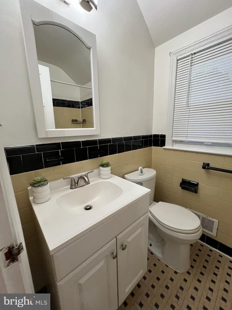 1612 Buchanan Street NE photo 14