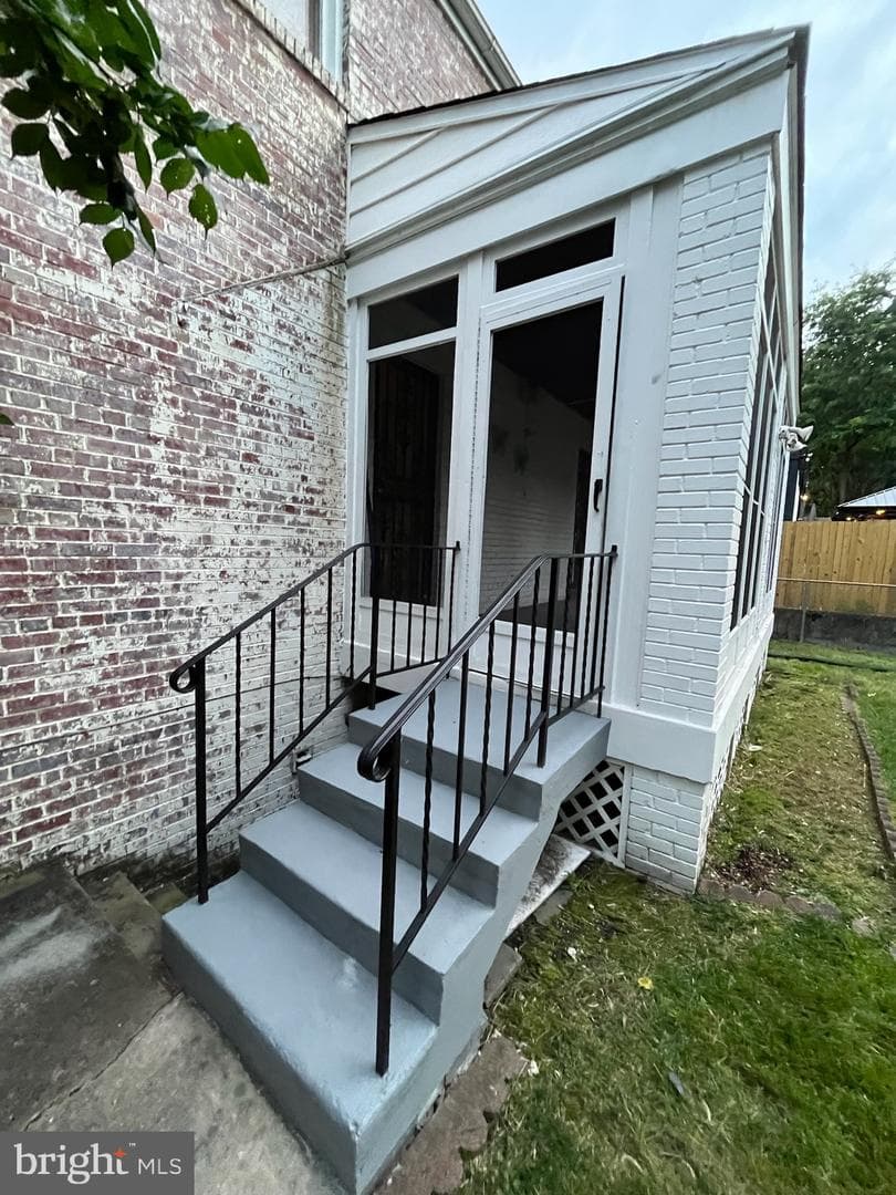 1612 Buchanan Street NE photo 21