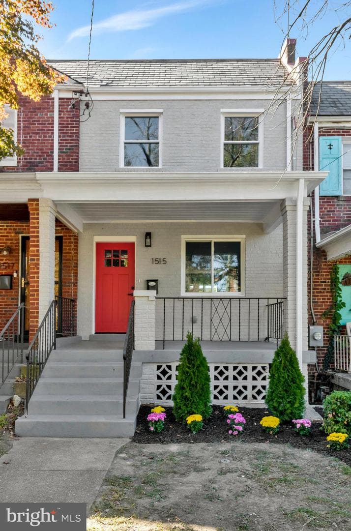 1515 Montana Avenue NE photo 2