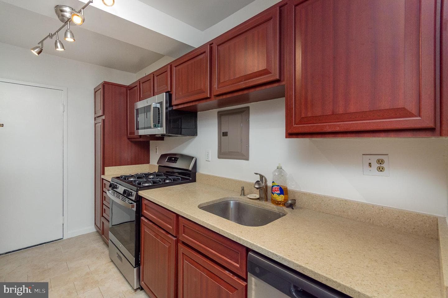 4201 Cathedral Avenue NW #910w photo 11