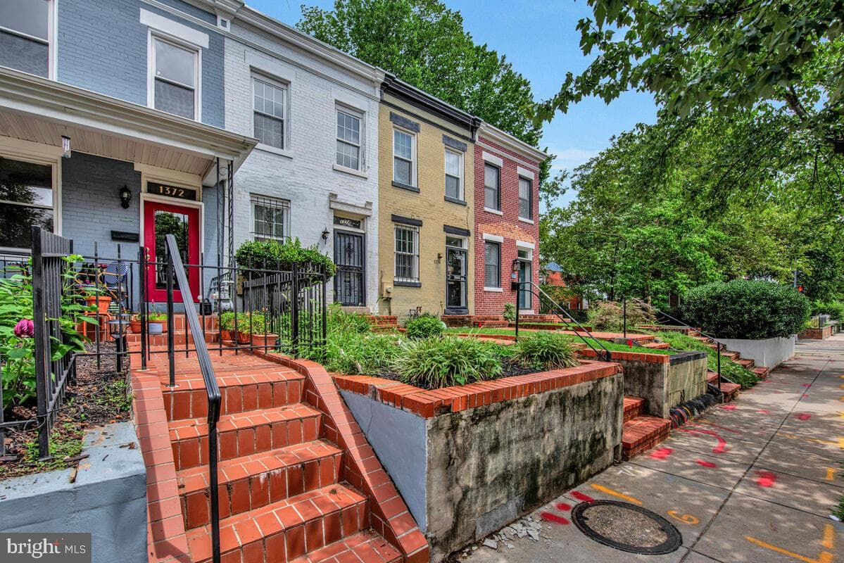 1374 C Street NE photo 3