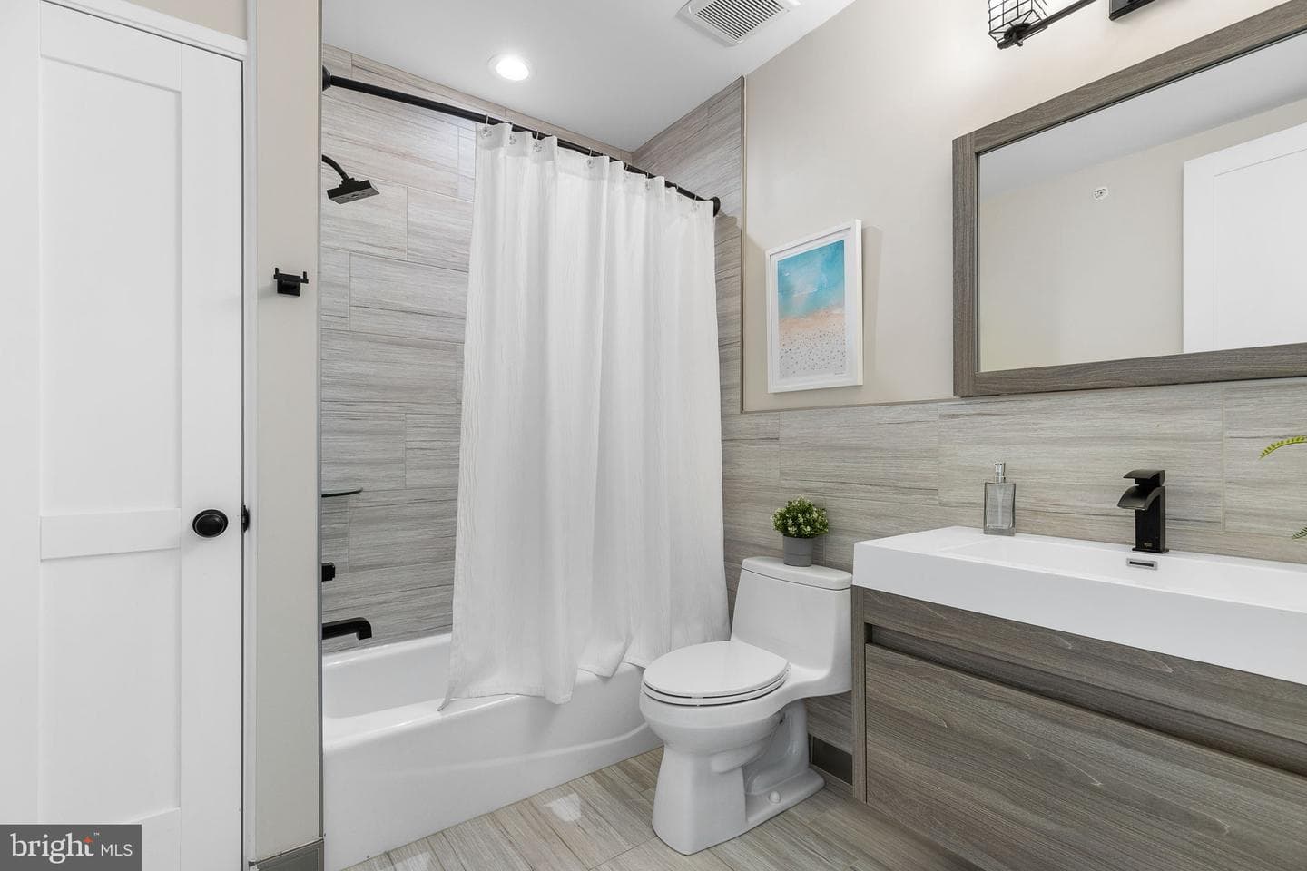 1417 Staples Street NE #201 photo 26