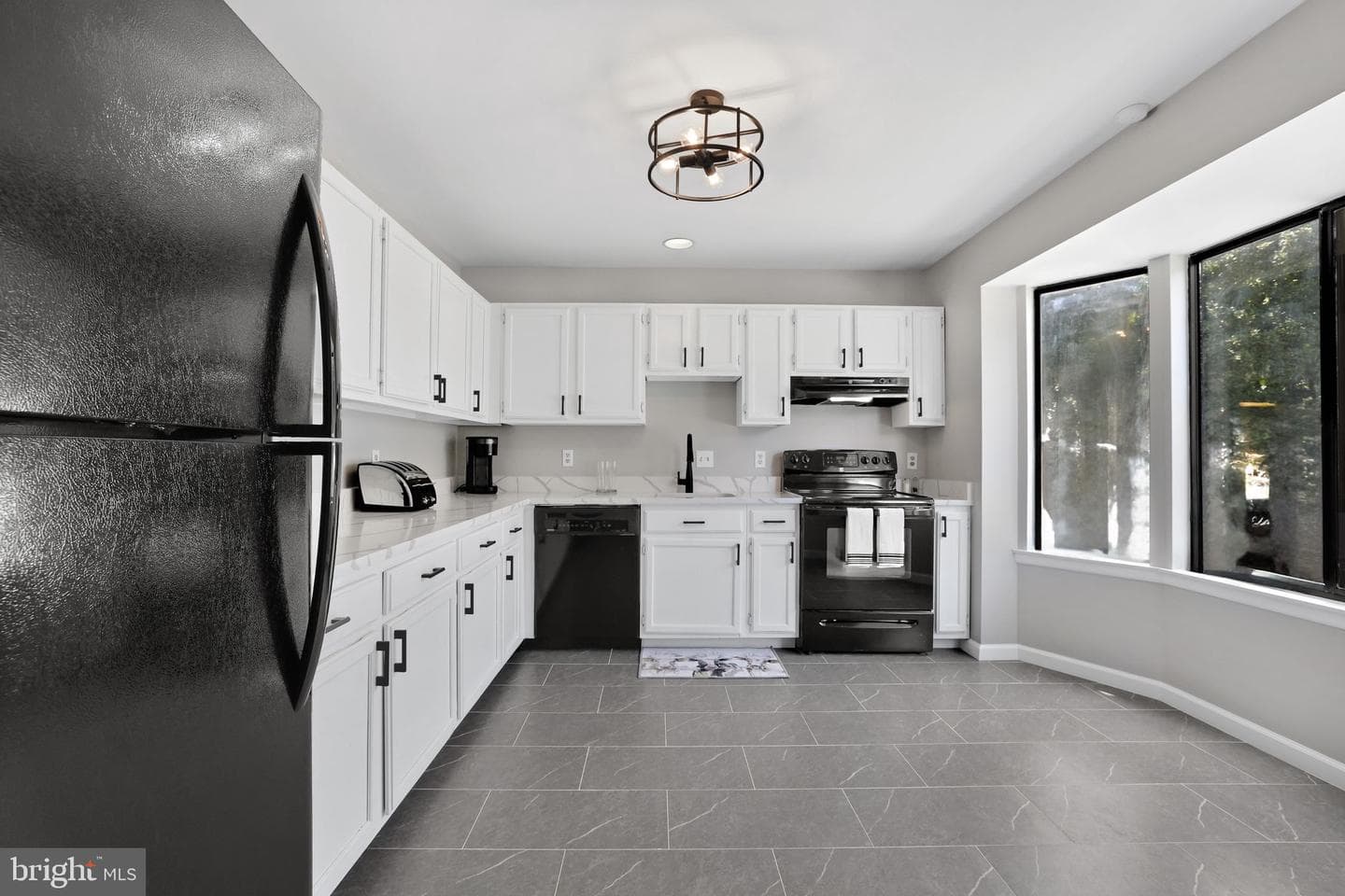 1807 Valley Terrace SE photo 2