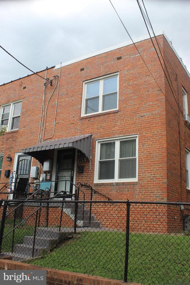 744 Upsal Street SE photo 2