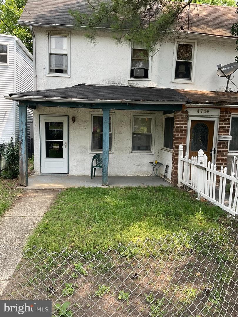 4702 Meade Street NE photo 2