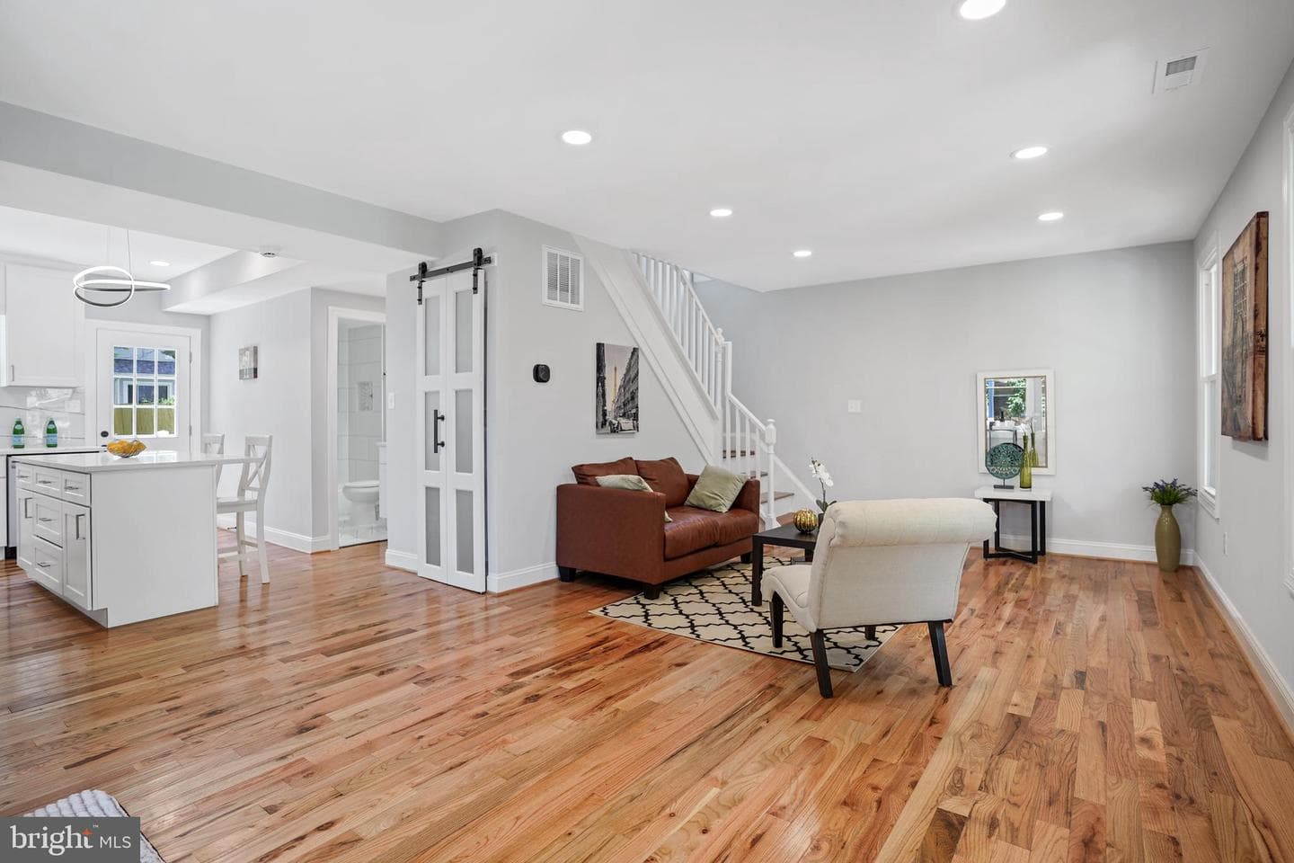 1303 Girard Street NE photo 4