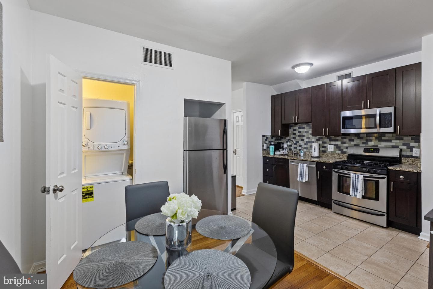 633 Elliott Street NE photo 19