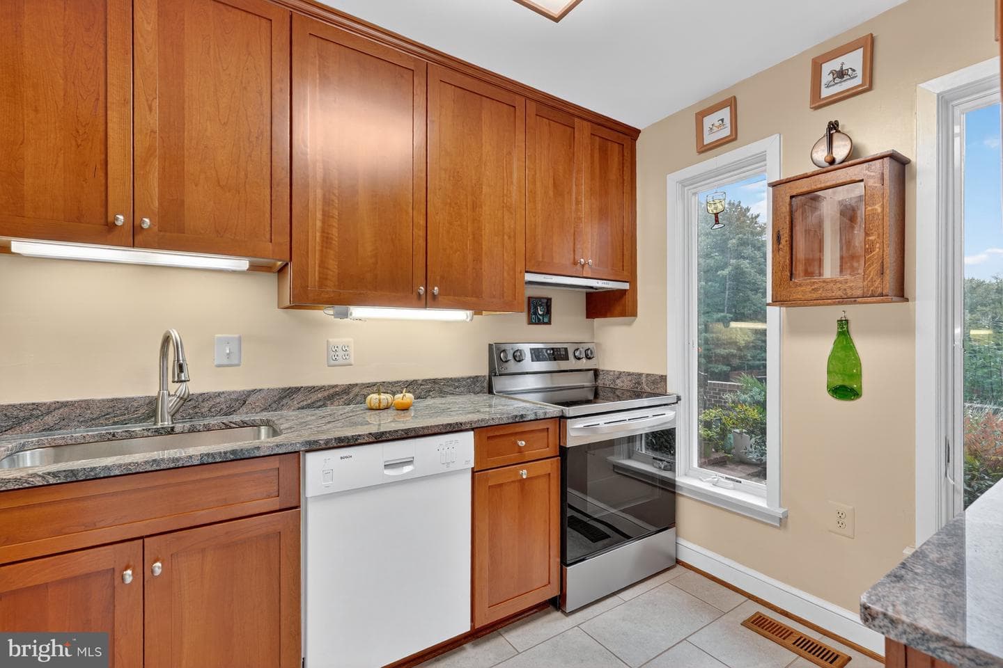 4281 Embassy Park Drive NW photo 16