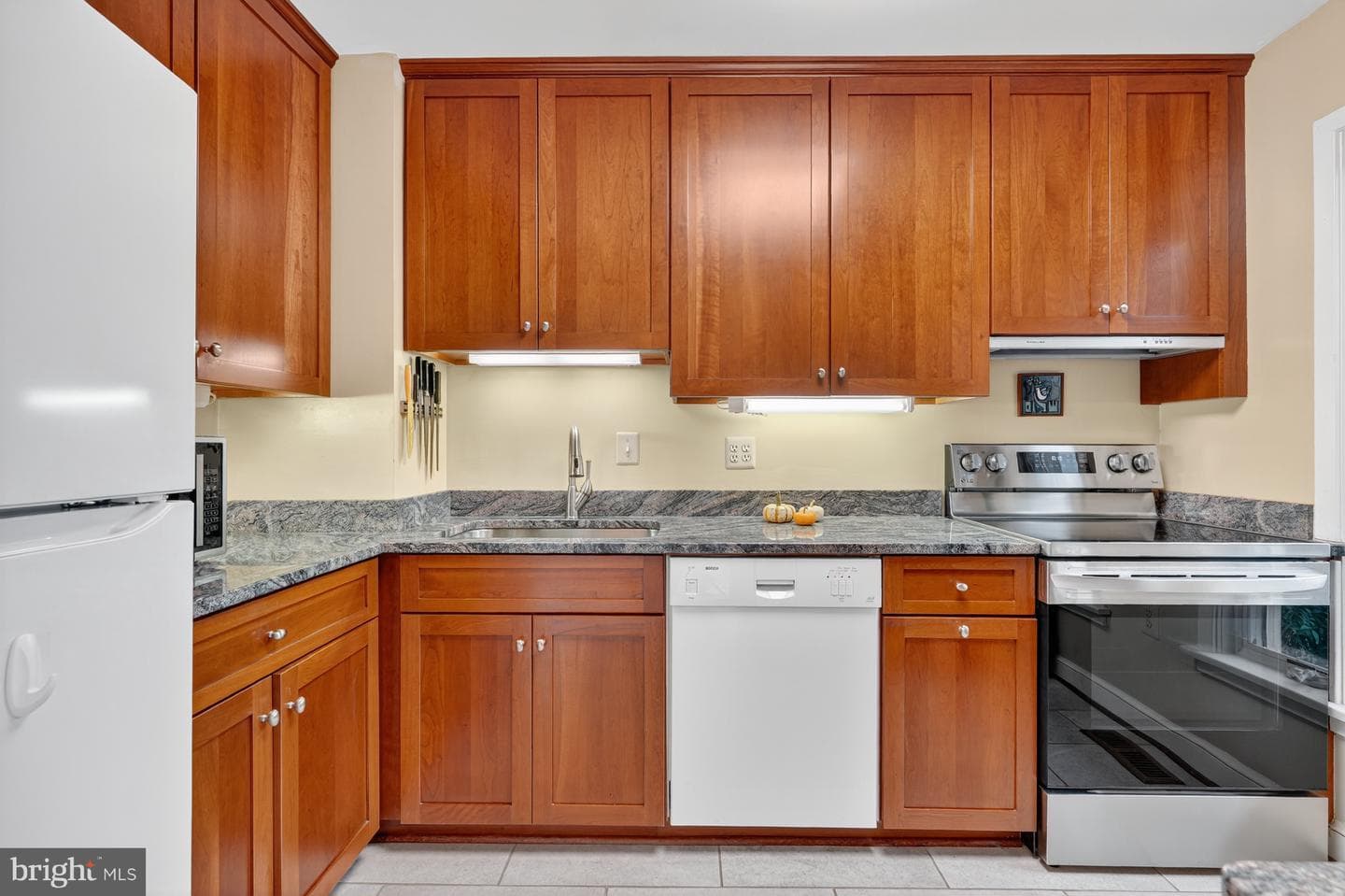4281 Embassy Park Drive NW photo 17