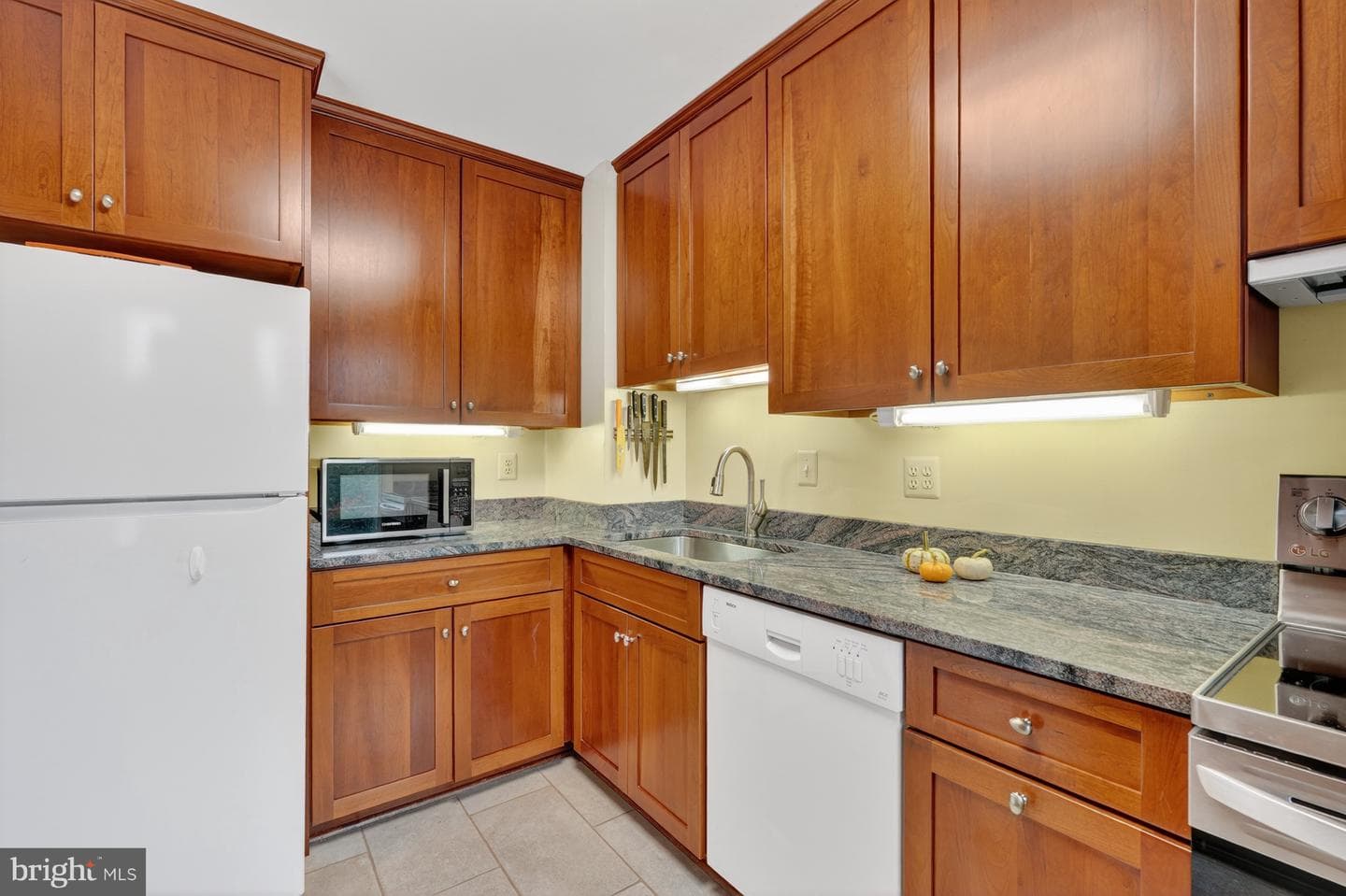 4281 Embassy Park Drive NW photo 18
