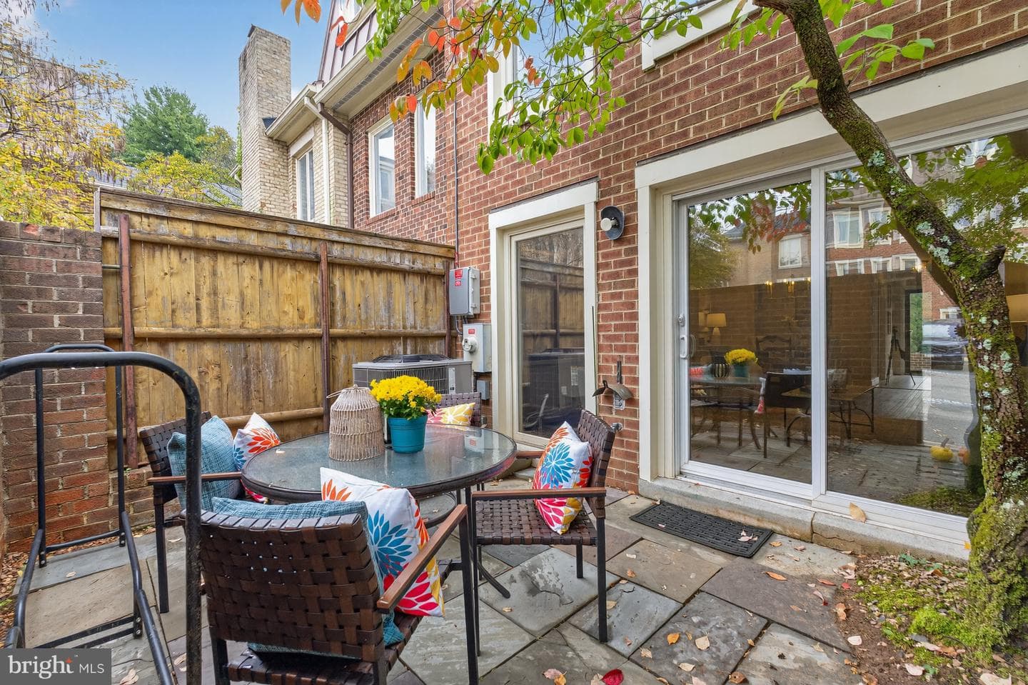 4281 Embassy Park Drive NW photo 41