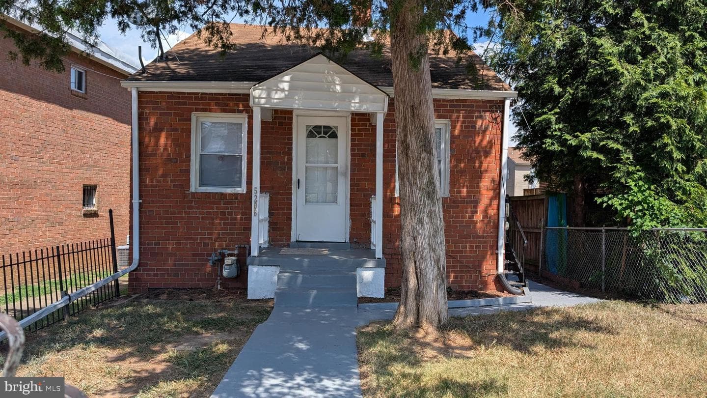 5206 Banks Place NE photo 1