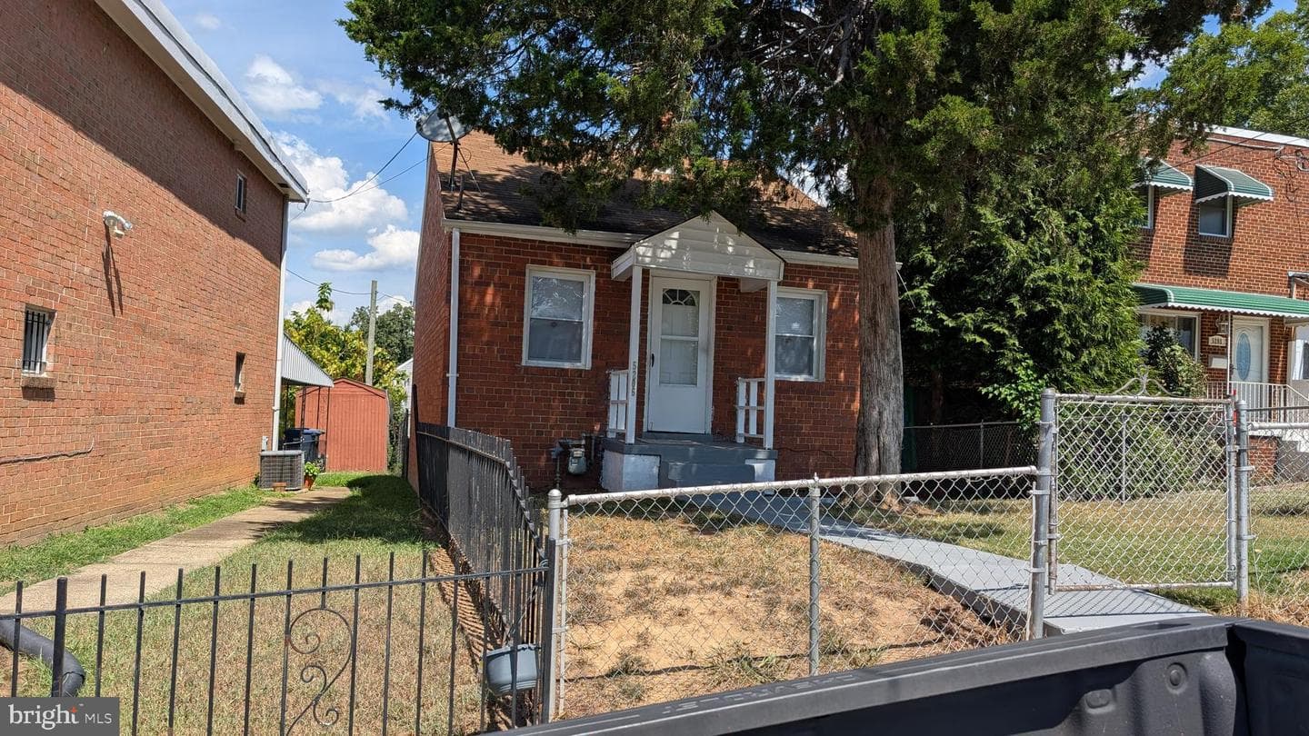 5206 Banks Place NE photo 2