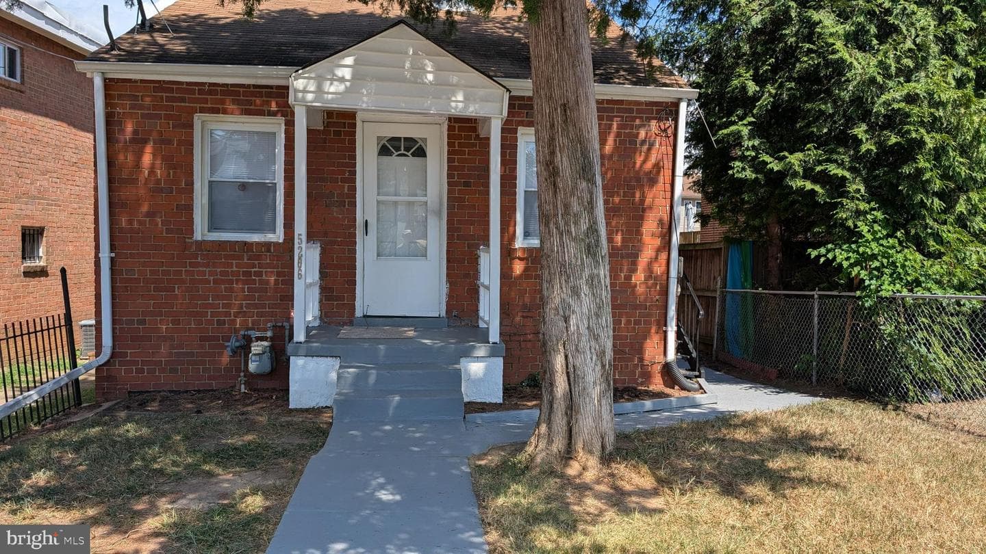 5206 Banks Place NE photo 3