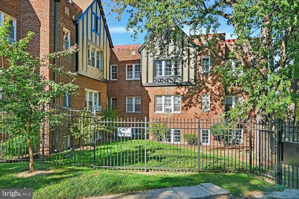 235 Emerson NW #104, Washington