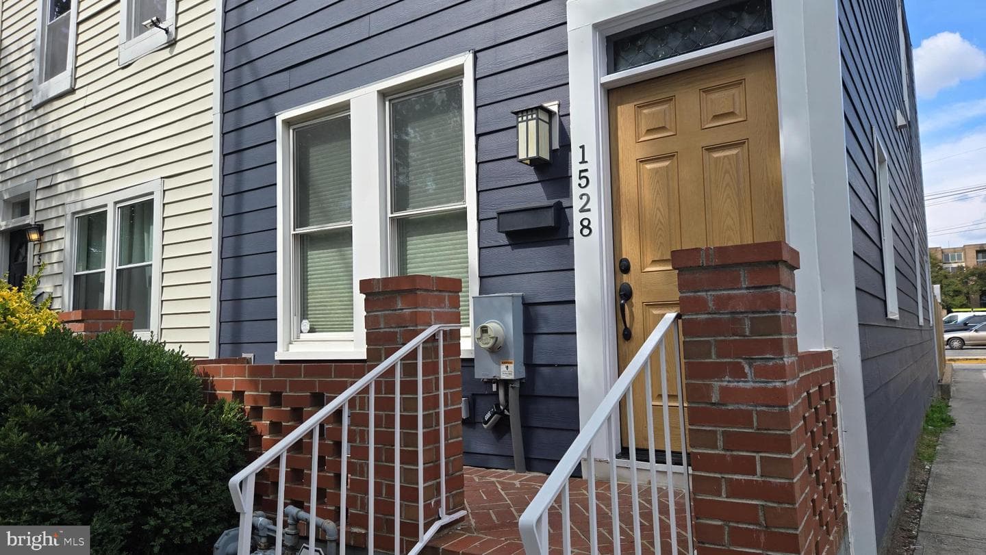 1528 Gales Street NE photo 3