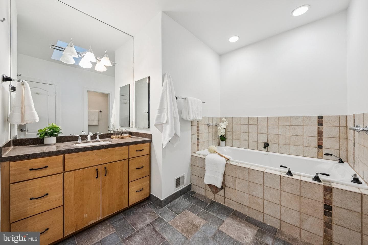 4044 Chancery Court NW photo 20