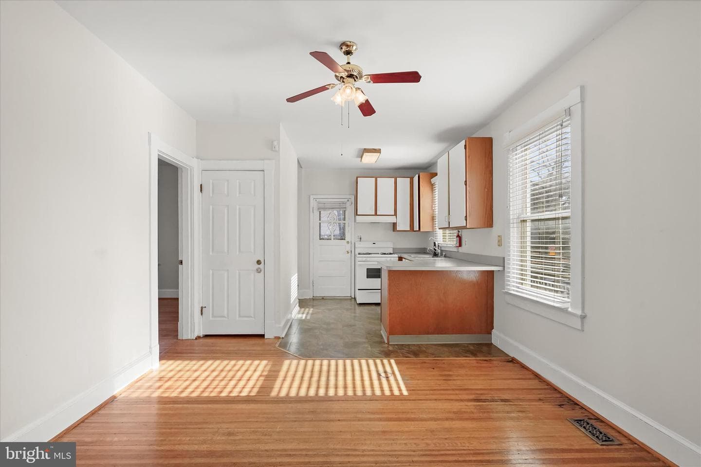 1342 Hamlin Street NE photo 7
