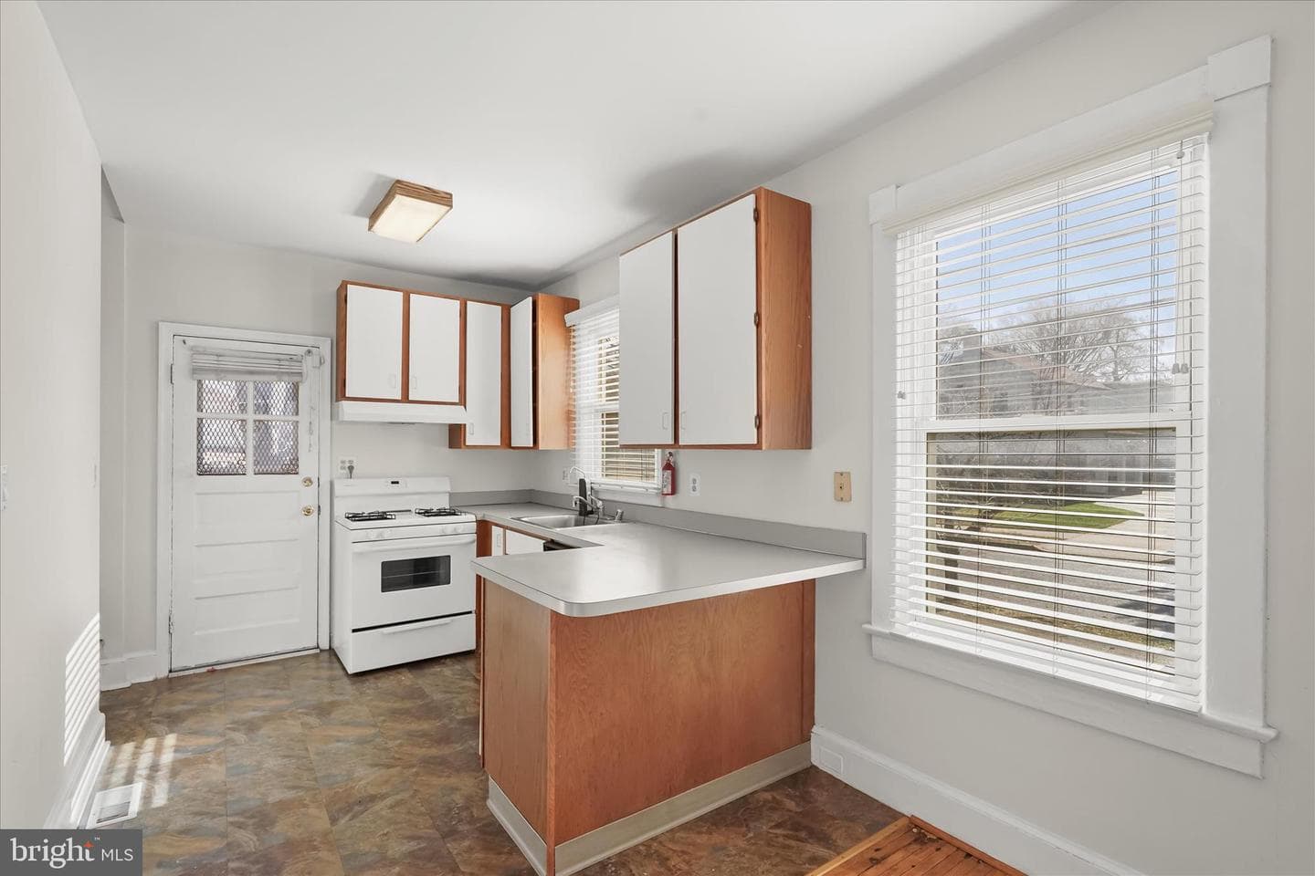 1342 Hamlin Street NE photo 9