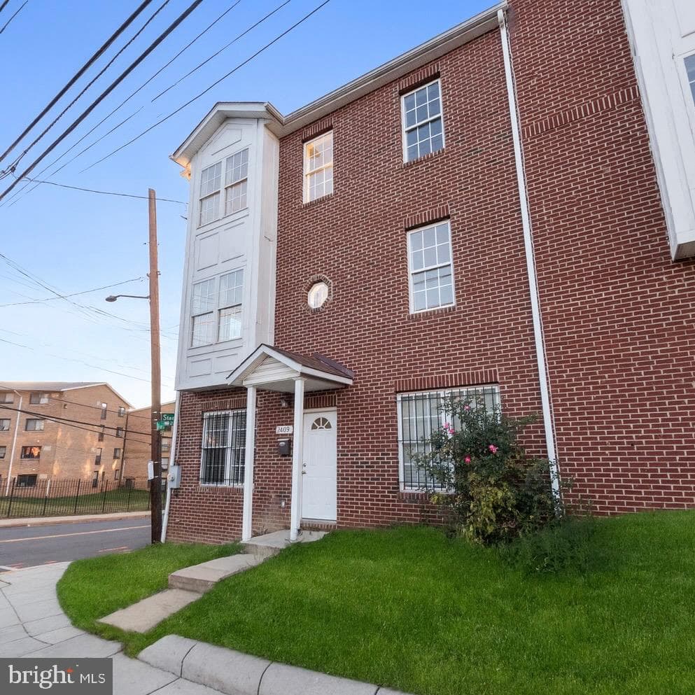 2409 Bryan Place SE photo 3