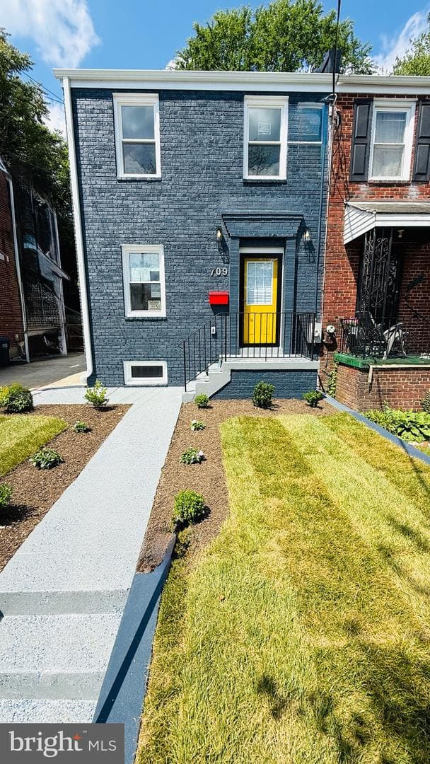 709 Adrian Street SE photo 2