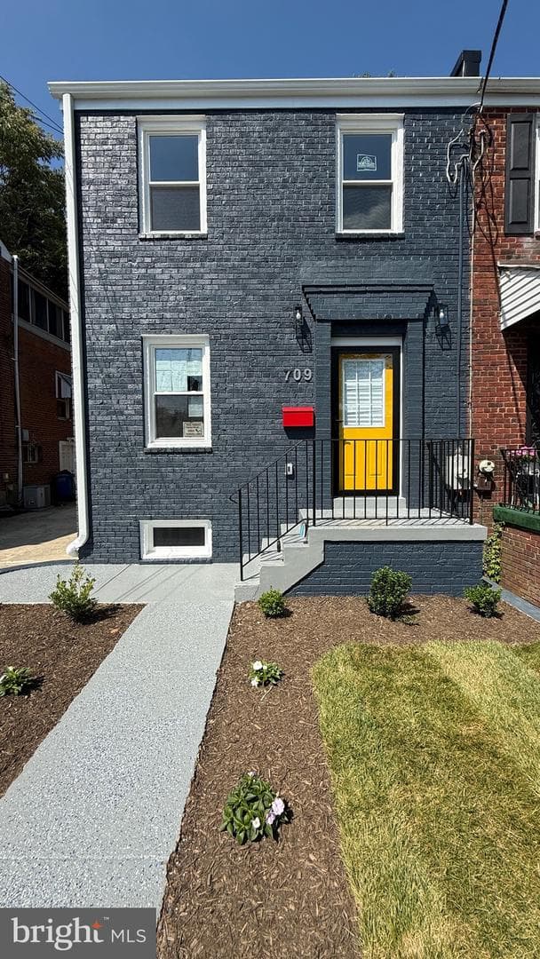 709 Adrian Street SE photo 3