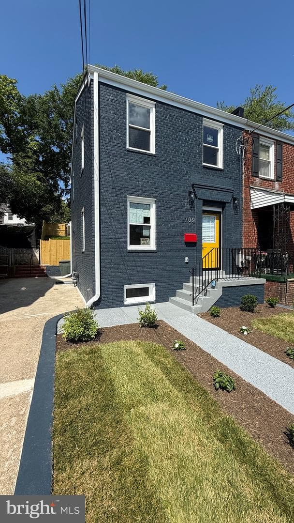 709 Adrian Street SE photo 4