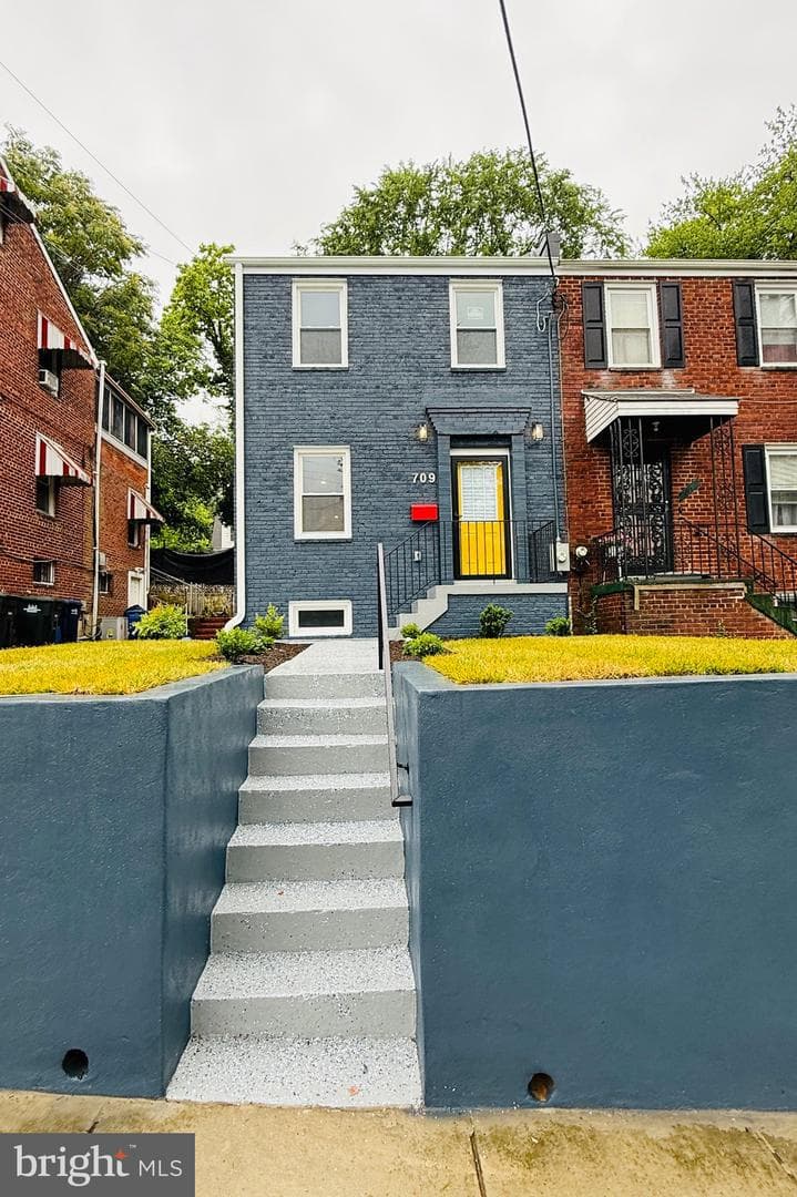 709 Adrian Street SE photo 5