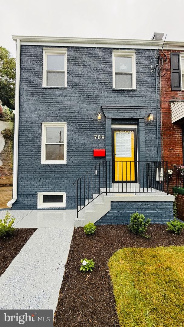 709 Adrian Street SE photo 6