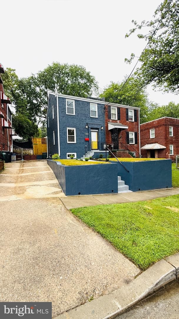 709 Adrian Street SE photo 9
