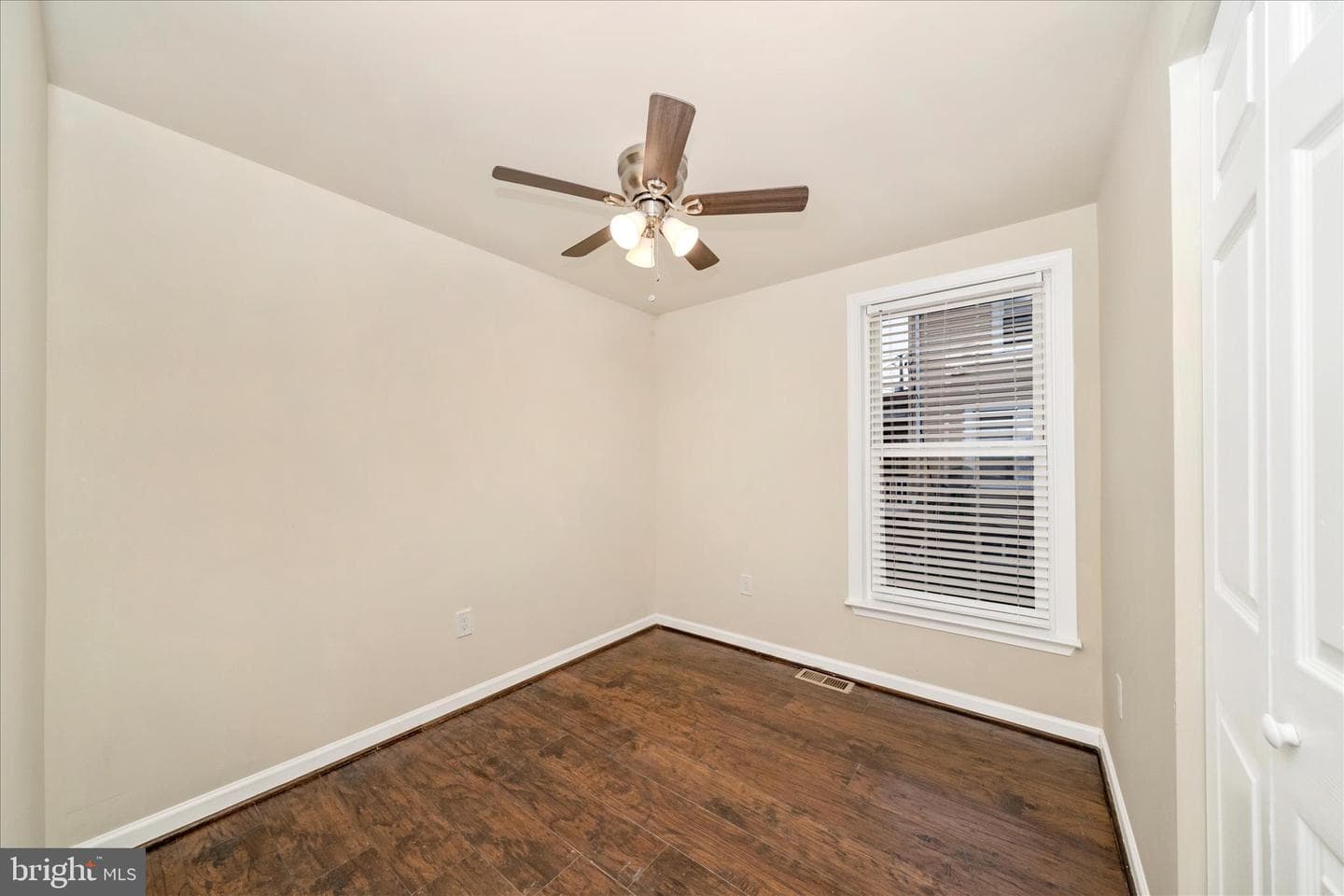1015 48th Place NE photo 27