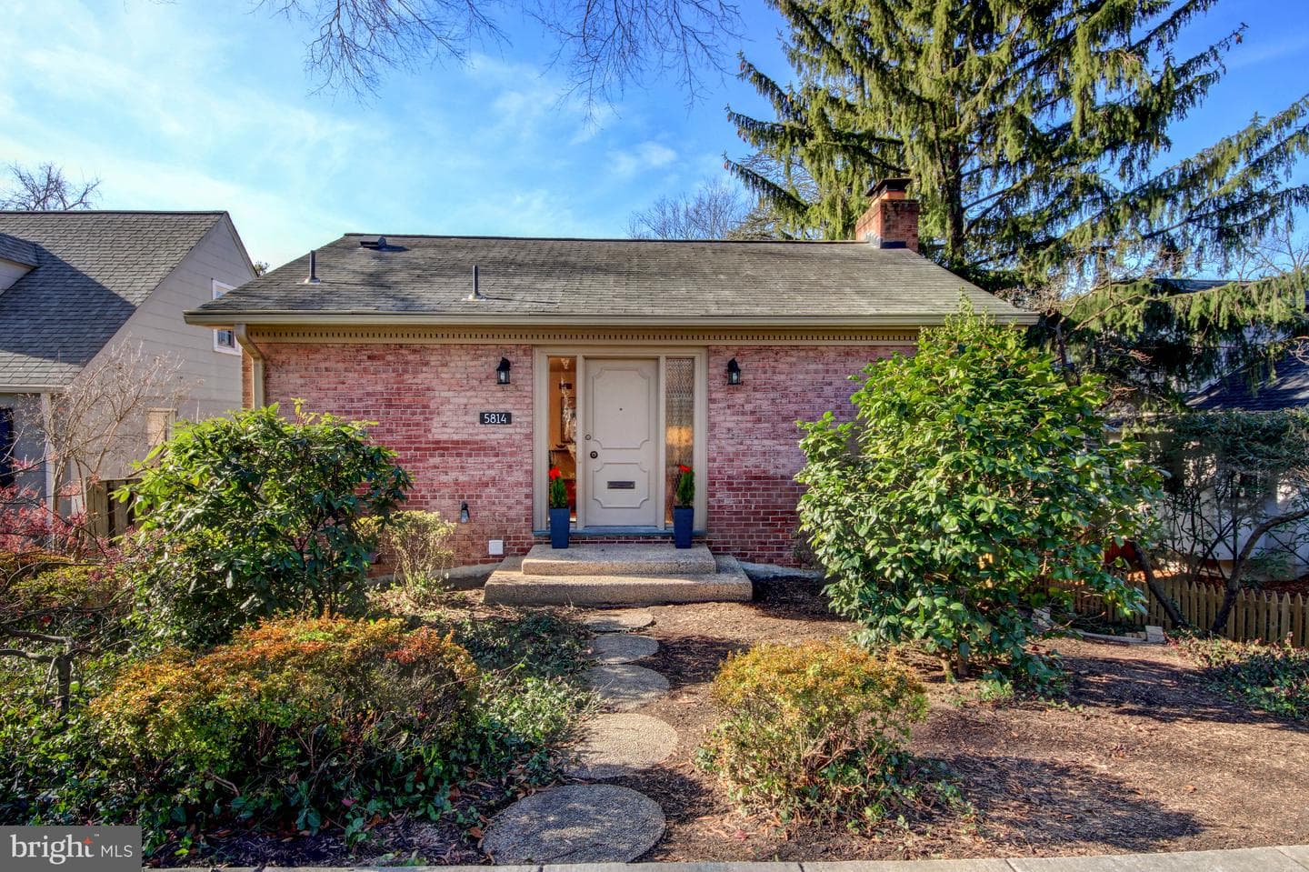 5814 Macarthur Boulevard NW photo 3