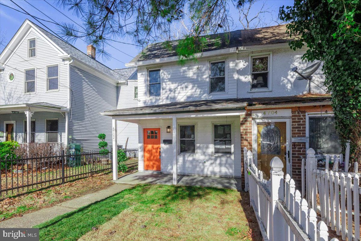 4702 Meade Street NE photo 2