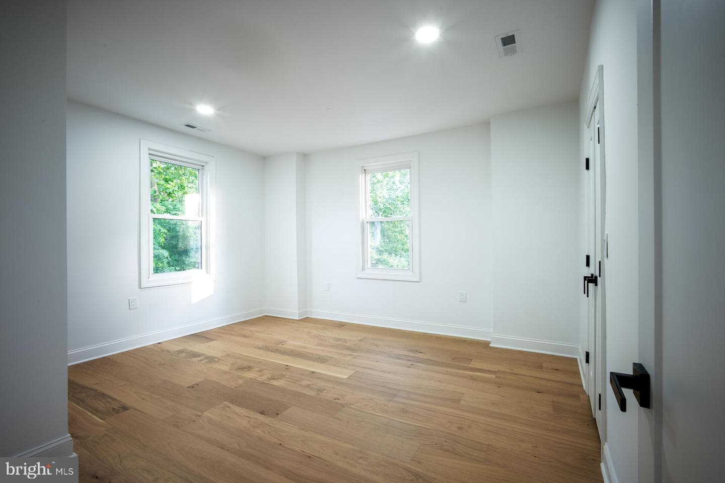 2907 Carlton Avenue NE photo 29