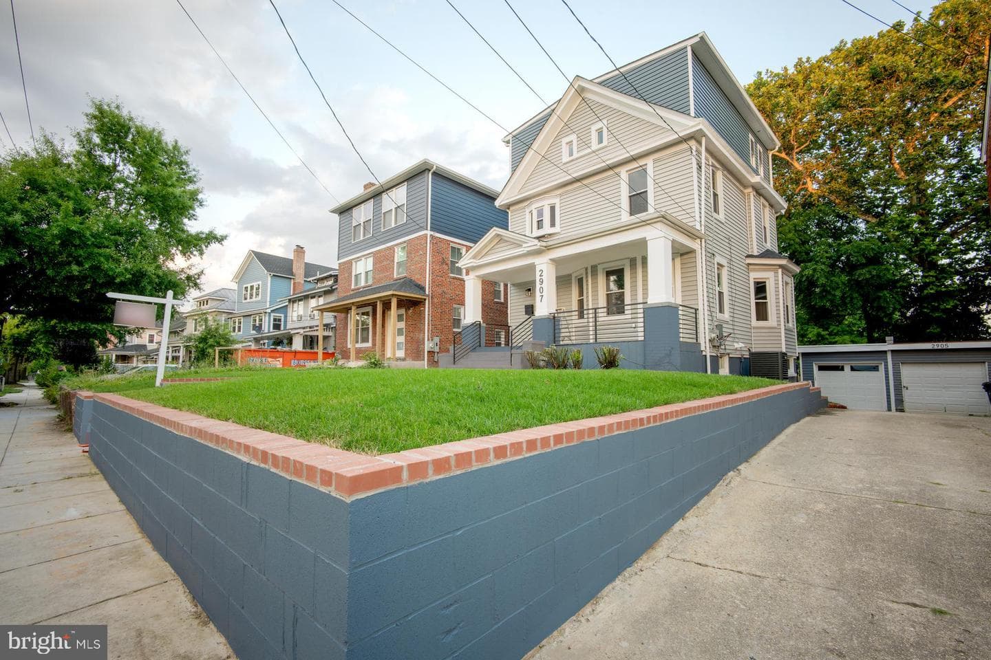 2907 Carlton Avenue NE photo 3