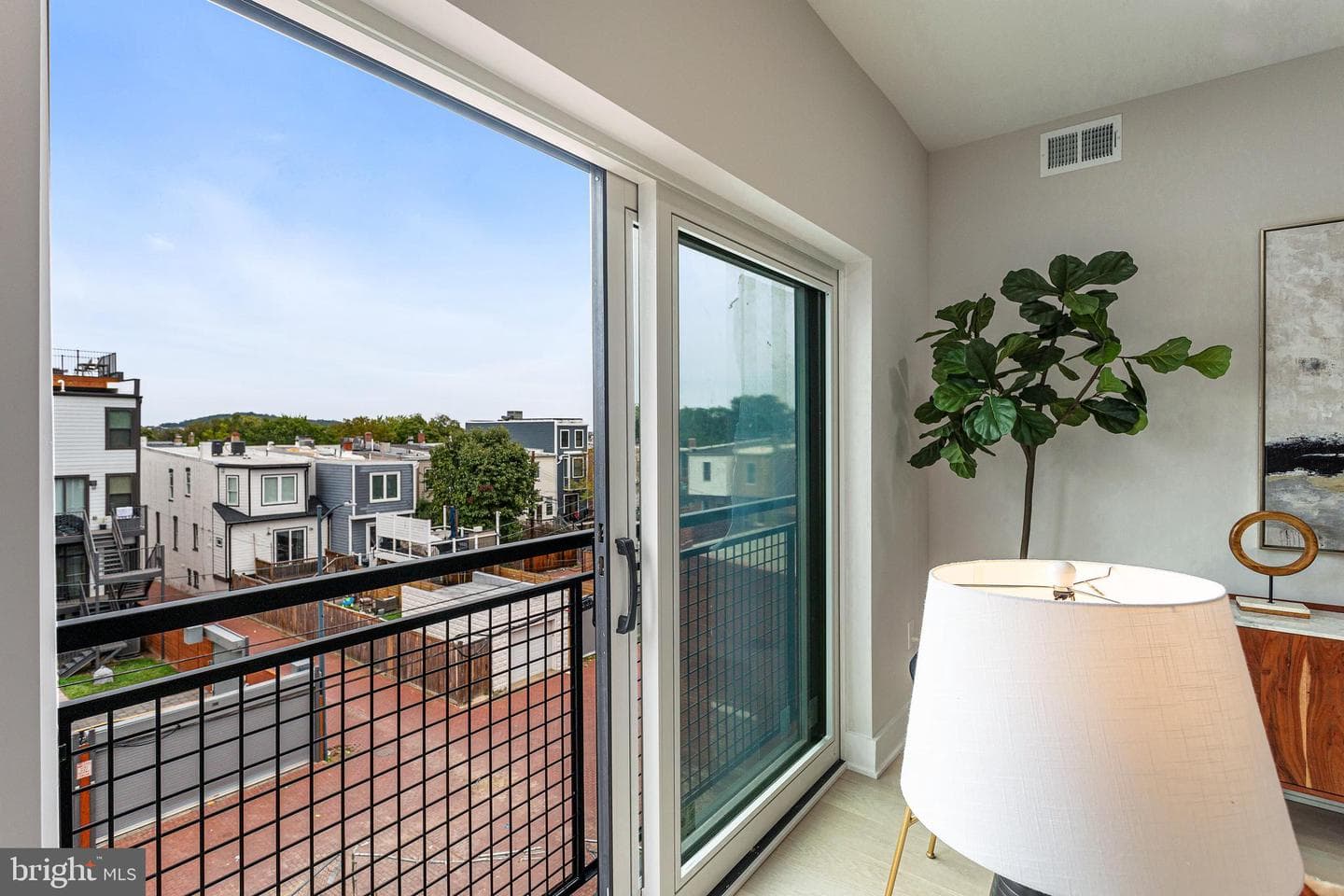 1516 East Capitol Street NE #l photo 3
