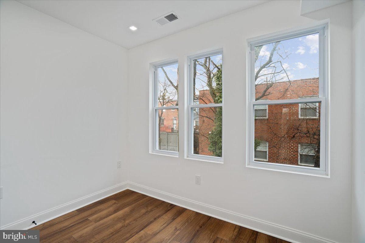 1538 Levis Street NE photo 27
