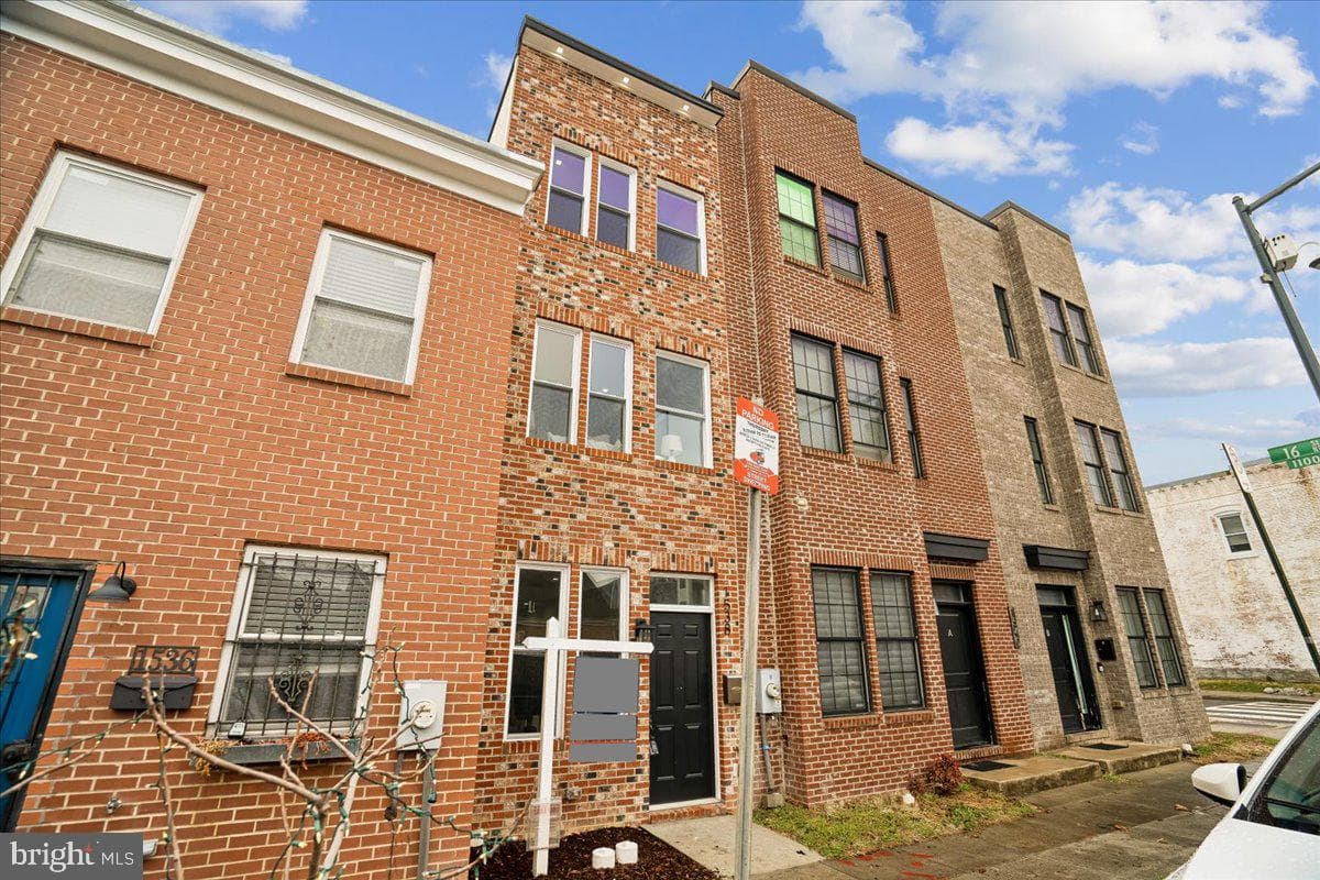 1538 Levis Street NE photo 3