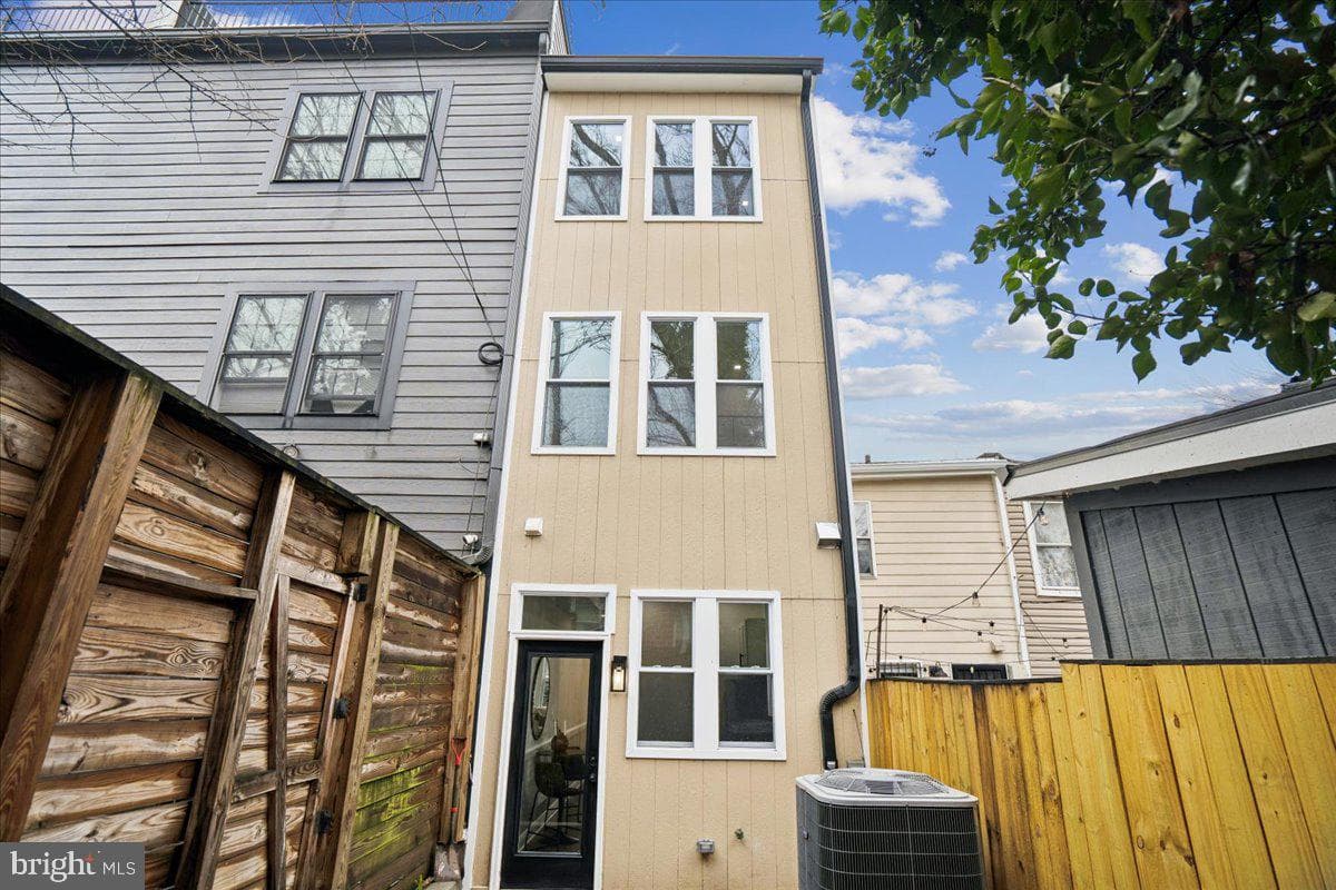 1538 Levis Street NE photo 38