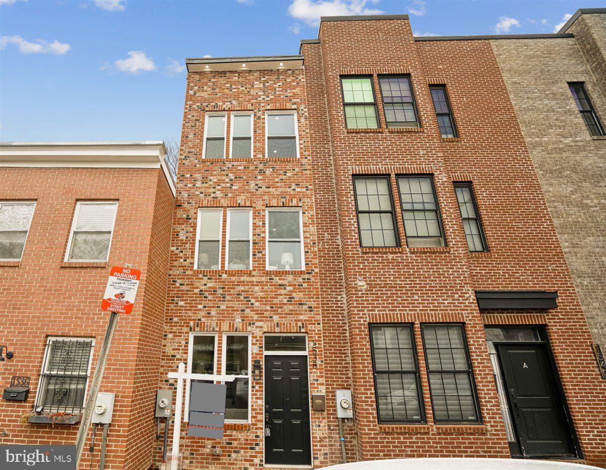 1538 Levis Street NE photo 4