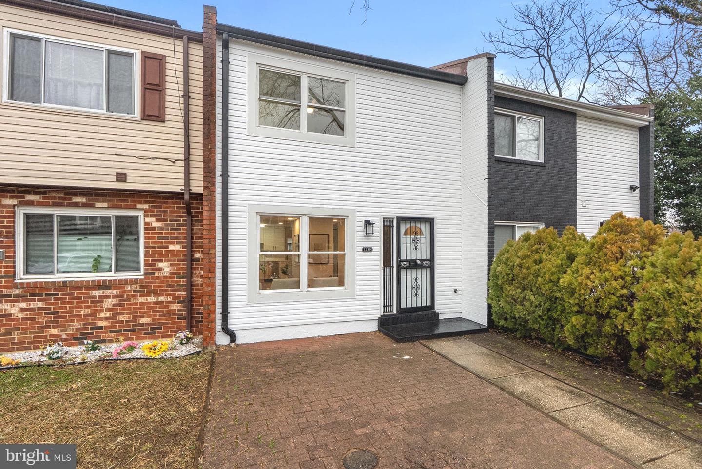 1266 Barnaby Terrace SE photo 2