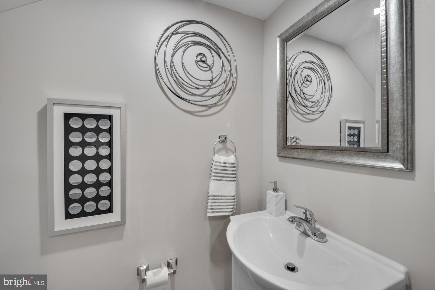 4227 Edson Place NE photo 7