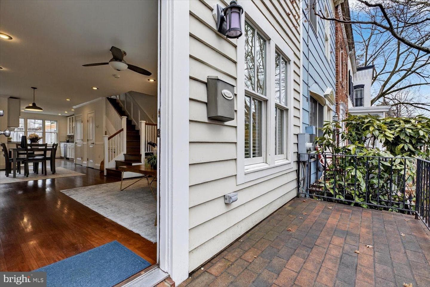 916 G Street SE photo 3