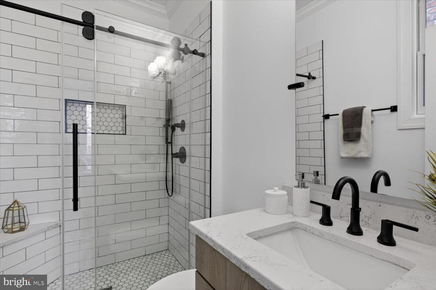 916 G Street SE photo 32