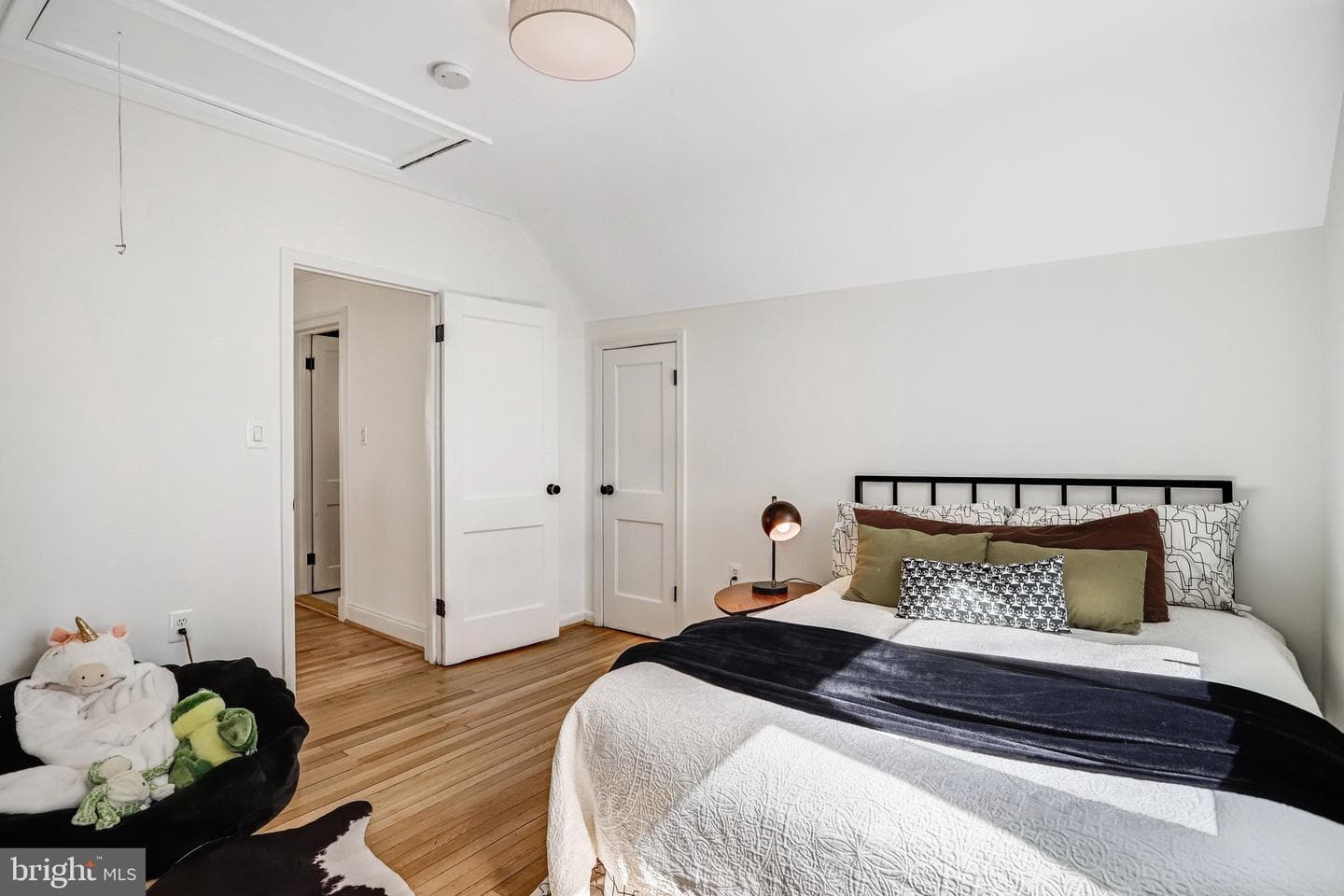 5045 Cathedral Avenue NW photo 31