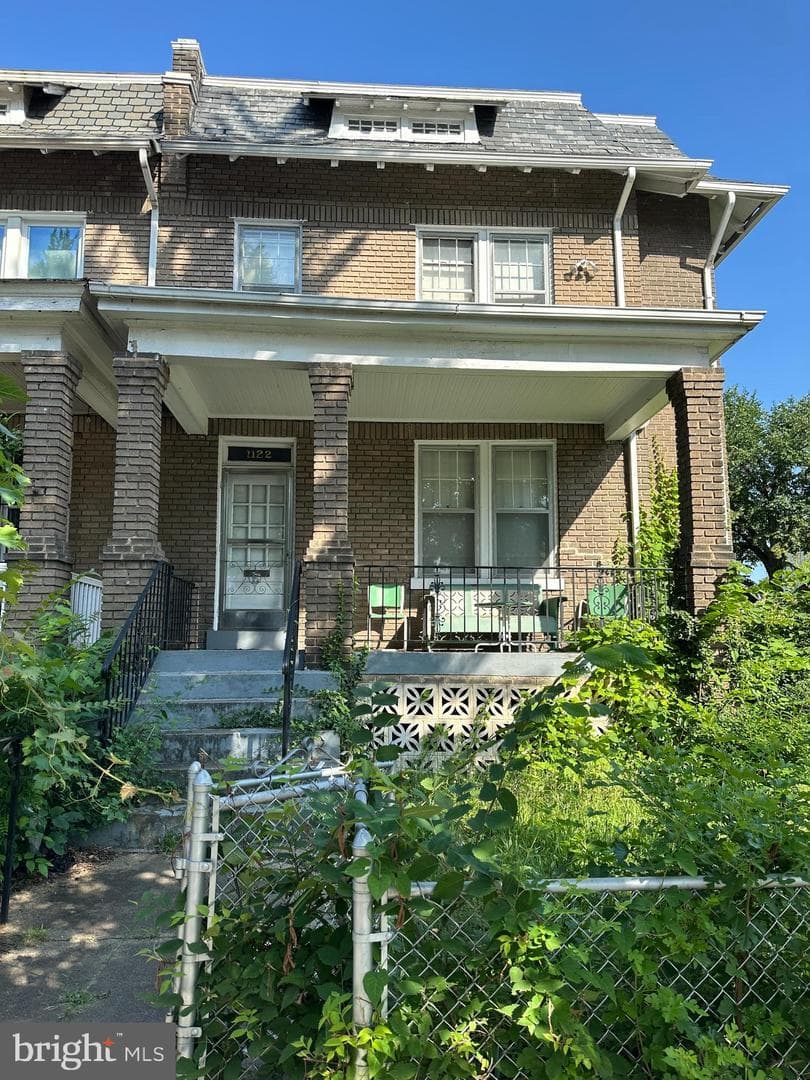 1122 Holbrook Street NE