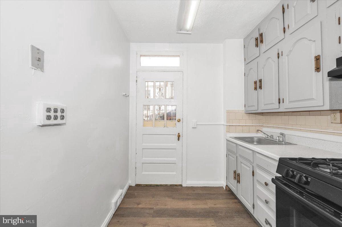 3446 Dix Street NE photo 13